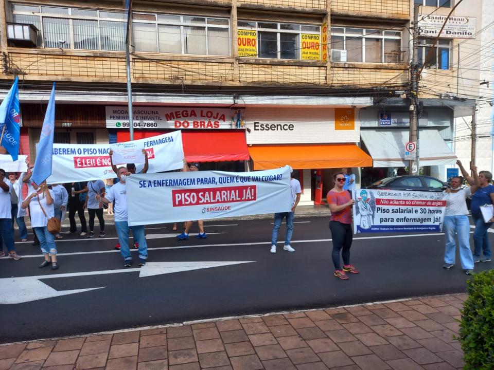 Foto 3 de 5 — Enfermagem reivindica piso salarial da classe durante manifestação em Araraquara